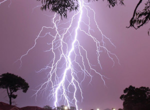 Da li mobilni telefoni PRIVLAČE gromove? Rešeno jedno od najvećih SUJEVERJA u Srbiji, evo šta je tačno