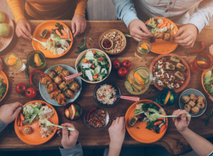 Nutricionisti UPOZORILI na hranu koju UVEK jedemo za PRVI MAJ: Izbegavajte OVO jelo u širokom luku, izaziva NADUTOST i bolove
