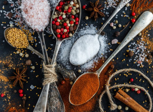 Terapijski prehrambeni alat: Evo šta se dešava u telu kada svako veče pre spavanja pojedete prstohvat šećera i soli