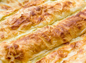 Pravi SRPSKI doručak: Bakina GIBANICA sa sirom, sočna prste da poližete