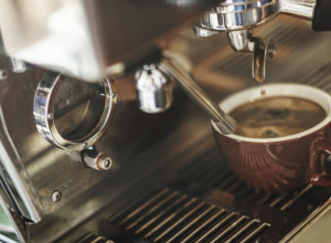 Ljubitelji KAFE će biti oduševljeni: Izgleda da kafa može da vam pomogne i u TERETANI