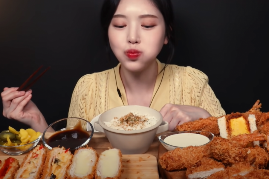 Mljackanje i žvakanje sa otvorenim ustima je "IN": Ljudi obožavaju da gledaju duge kako se PREJEDAJU, to je sve deo MUKBANG trenda