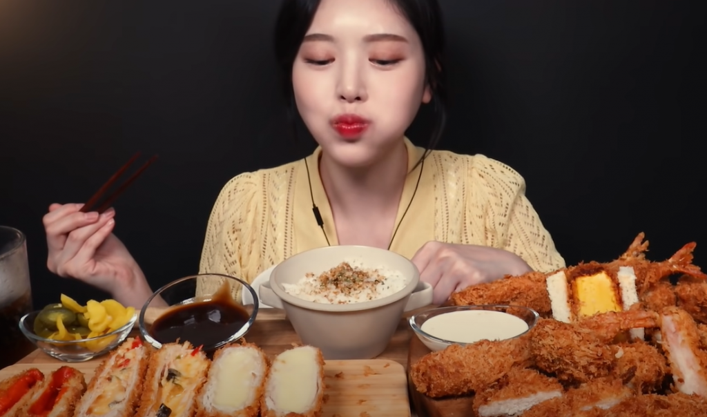 Mljackanje i žvakanje sa otvorenim ustima je "IN": Ljudi obožavaju da gledaju duge kako se PREJEDAJU, to je sve deo MUKBANG trenda