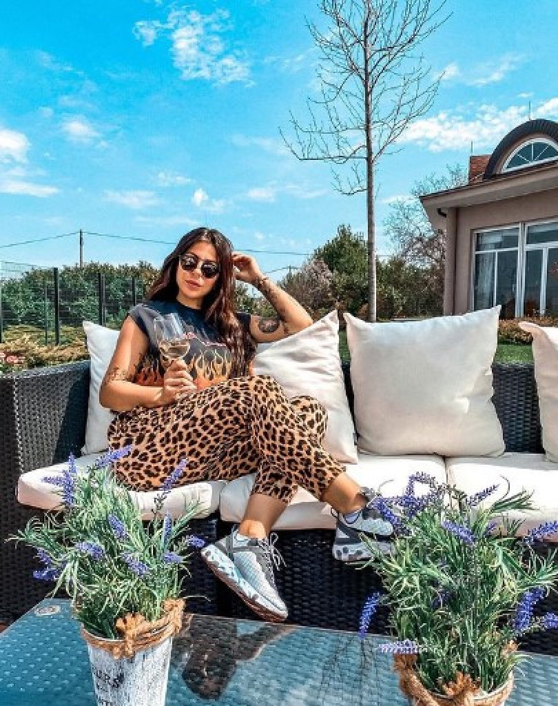 Rodlila je TROJE dece, a izgleda kao MILION DOLARA! Zorana je supruga srpskog košarkaša, a zbog njenih fotografija Instagram "GORI"!