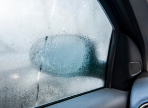 Ovaj TRIK će vam pomoći da brže ODMAGLITE vaša stakla u automobilu