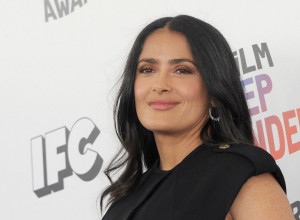 Selma Hajek pokazala kako pleše u kućnom OGRTAČU: Fanovi oduševljeni, 24 miliona ljudi je videlo ovo, zbog jedne stvari traže NECENZURISANU verziju