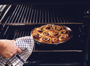 Jednim potezom gubite 20 ODSTO ENERGIJE: U ozbiljnom ste problemu ako radite OVO dok je RERNA uključena