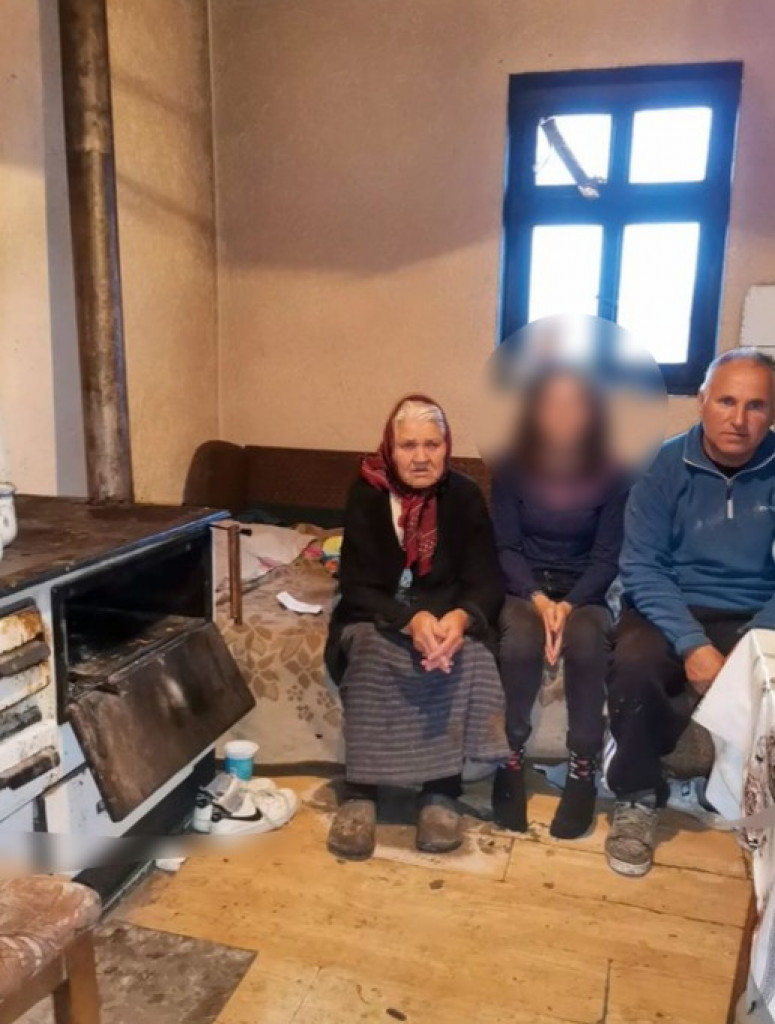 MAJKA JE OSTAVILA KAD JE BILA DETE Sara (13) živi u kući punoj VLAGE, gleda BOLESNOG oca i iznemoglu baku, a svaka POMOĆ im je dobrodošla