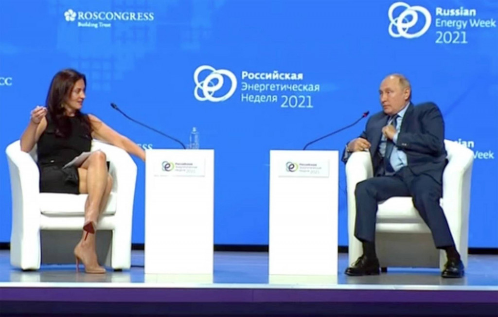 Evo ko je "NEVALJALA" voditeljka koja je zbunila PUTINA : Pojavila se u suknji BEZ ČARAPA, počela da se oblizuje