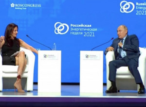 Evo ko je "NEVALJALA" voditeljka koja je zbunila PUTINA : Pojavila se u suknji BEZ ČARAPA, počela da se oblizuje
