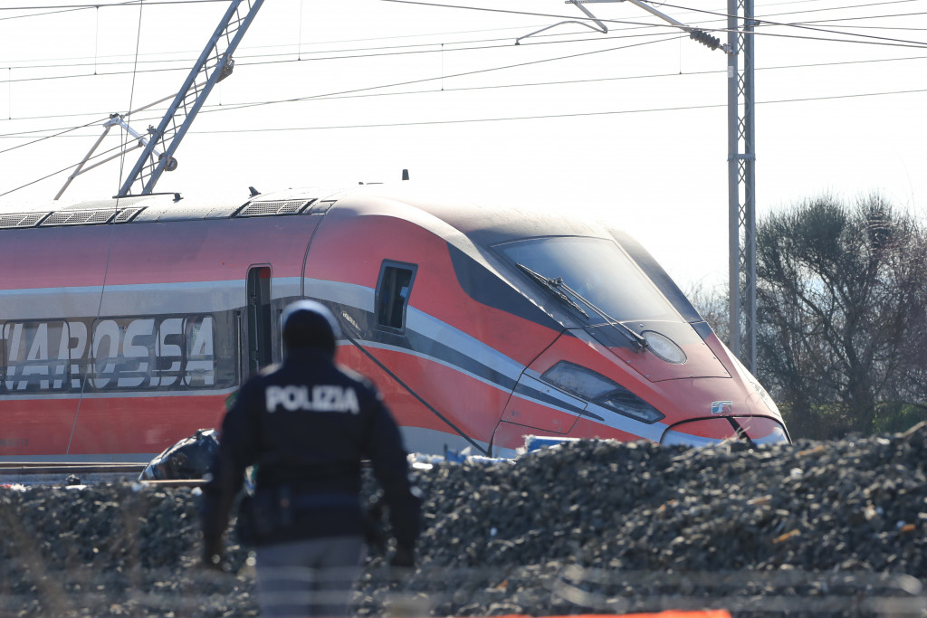 "Niko nije pozvao POLICIJU,  treba svi da završe na SUDU": Muškarac silovao ženu u VOZU, a ostali PUTNICI sedeli i SNIMALI ovaj UŽAS