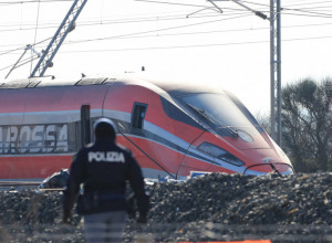"Niko nije pozvao POLICIJU,  treba svi da završe na SUDU": Muškarac silovao ženu u VOZU, a ostali PUTNICI sedeli i SNIMALI ovaj UŽAS