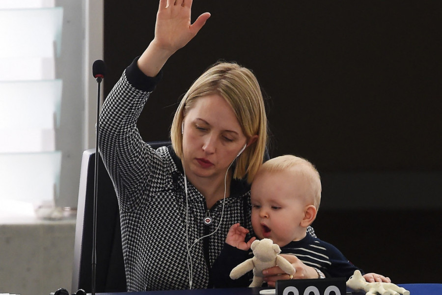 Sada je pravo vreme za PROMENU: Evo zašto najmoćnije ŽENE donose svoje BEBE u zgrade PARLAMENTA