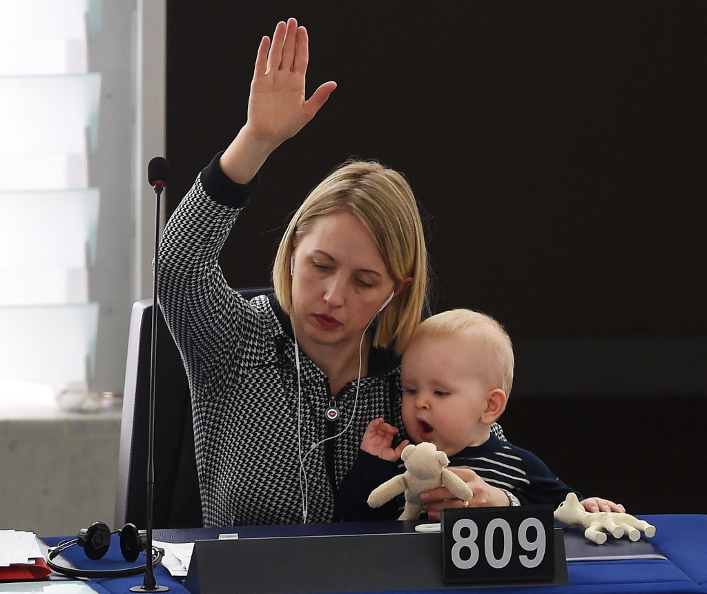 Sada je pravo vreme za PROMENU: Evo zašto najmoćnije ŽENE donose svoje BEBE u zgrade PARLAMENTA