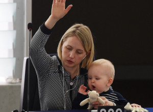 Sada je pravo vreme za PROMENU: Evo zašto najmoćnije ŽENE donose svoje BEBE u zgrade PARLAMENTA