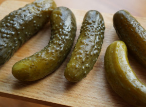 Kiseli krastavci su isto dobri, ali budite oprezni: Dijetetičarka APELUJE, ako ih KISELITE na ovaj način, možete ugroziti ZDRAVLJE