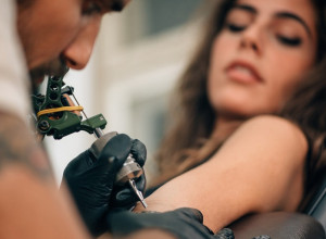 Neverovatna stvar se dešava sa TELOM nakon TETOVIRANJA: Igla može da ostavi OZBILJNE posledice prilikom uboda, ali i NEKOLIKO godina kasnije