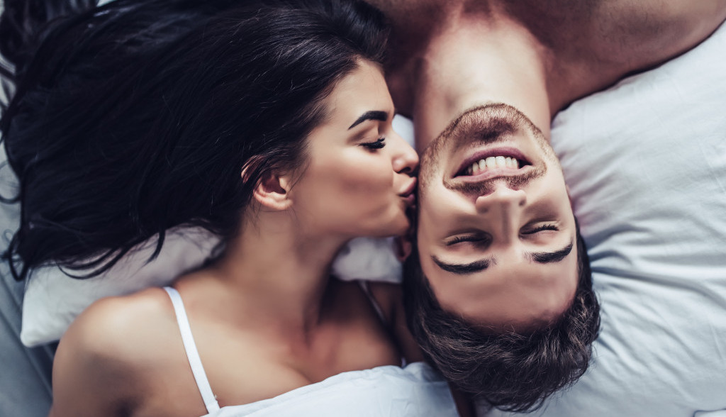 Mali ljubavni signali: Evo kako da proverite da li mu se zaista dopadate