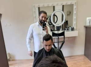 On šiša "na Đokovića" i "Putina": Mario iz Novog Sada za frizuru naplaćuje 120 EVRA, a sada je uradio nešto što nijednom frizeru nije palo na pamet