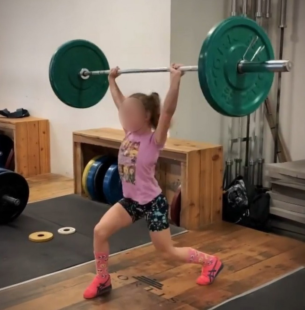 Može da podigne ODRASLOG MUŠKARCA bez problema: Ona je najjača devojčica (8) na SVETU, a ima samo 30 kilograma!