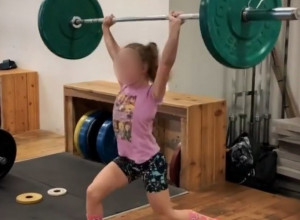 Može da podigne ODRASLOG MUŠKARCA bez problema: Ona je najjača devojčica (8) na SVETU, a ima samo 30 kilograma!