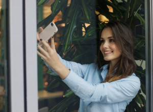 Evo kako da izgledate MRŠAVIJE u licu na SELFIJIMA: Samo uradite ovo sa OBRAZIMA i "opalite" fotku!