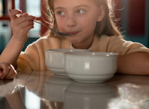 Samo joj je DALA jedno PARČE: Ovu ženu je osudila čitava INTERNET zajednica i sada se gorko KAJE!