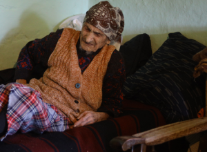 PRONAŠLI SMO NAJSTARIJU ŽENU U SRBIJI Baka Đurđa iz okoline Vranja ima 113 GODINA, preživela je sve ratove, a sada i koronu