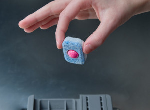 Iskoristite TABLETU za mašinsko pranje sudova, stavite je u wc šolju, efekat će vas ODUŠEVITI