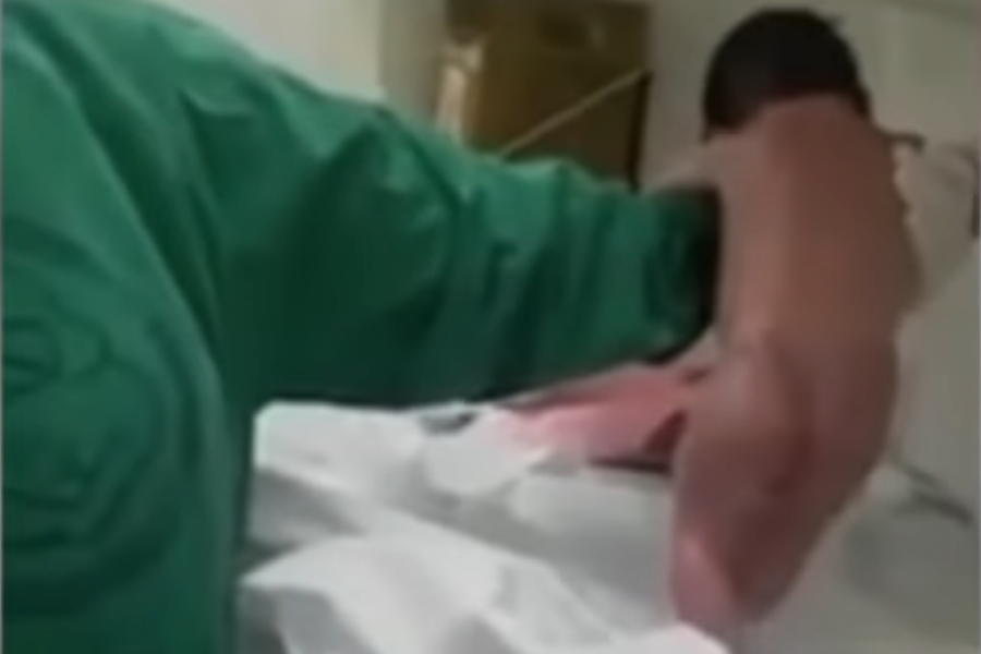 Babice su ostale u ČUDU: Novorođenče PROHODALO samo par minuta nakon rođenja!