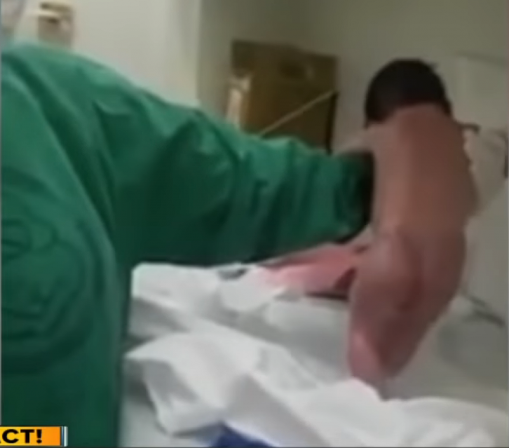 Babice su ostale u ČUDU: Novorođenče PROHODALO samo par minuta nakon rođenja!