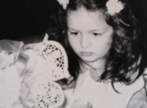 Da li možete da pogodite ko je ova DEVOJČICA? Veruje se da je najmoćniji VOKAL sa ovih prostora, a mnogi je znaju po pesmi "Oči boje duge"