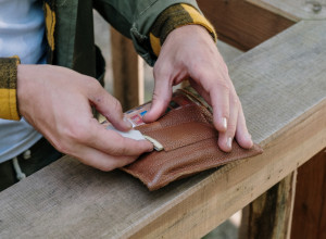 Većina SRBA ga drži u novčaniku, a ono privlači BEDU: Odmah ga izbacite, ostavite samo JEDNO