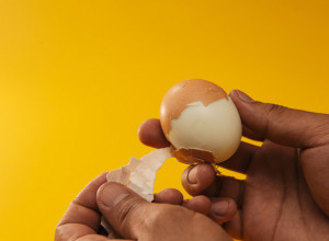 Sama LJUSKA će se odvajati od JAJETA: Da biste ga LAKO oljuštili potrebno je da znate samo JEDNU stvar!