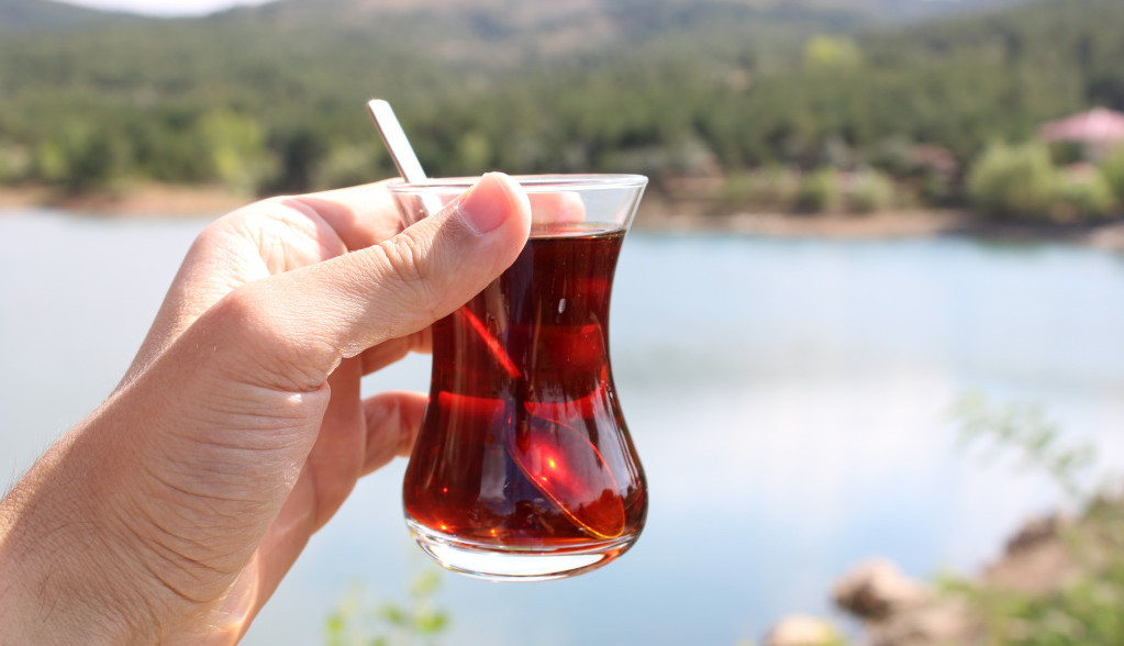 Čika NIKOLA je vodio mnoge poznate KAFANE po Beogradu, a ovo je bio njegov TAJNI recept za najbolji ŠUMADIJSKI ČAJ!