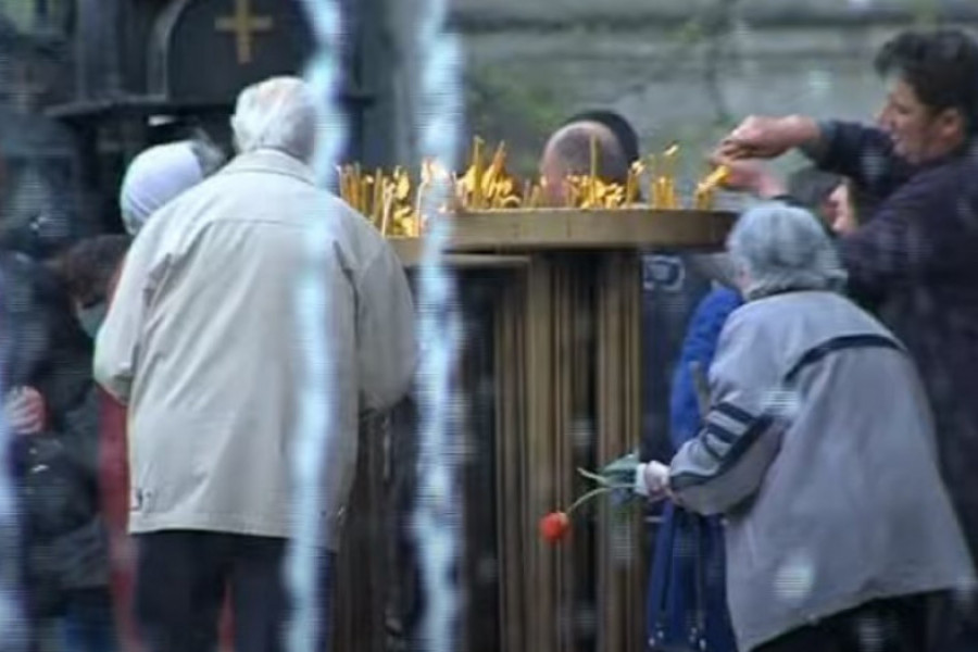 DANAS obeležavamo ZADUŠNICE: Ovo je razlog zašto se tradicionalno iznosi HRANA na GROBLJE!