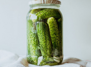 Za ovo vam je potrebna voda iz kiselih krastavaca: Obično je prosipamo, a nismo ni svesni koliko je delotvorna