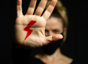 U Poljskoj je umrla žena zbog Zakona o zabrani abortusa: Evo kakva pravila važe u Srbiji