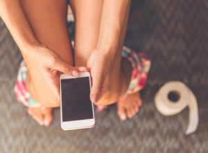 Da li svaki put nosite MOBILNI kada idete u toalet? Doktorka upozorava, morate da prestanete odmah to da radite