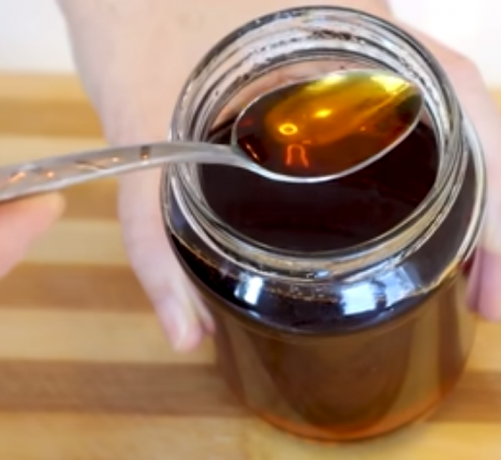 Domaći SIRUP za ISKAŠLJAVANJE: Nekoliko KAŠIKA dnevno i pluća će vam biti zahvalna! (recept)