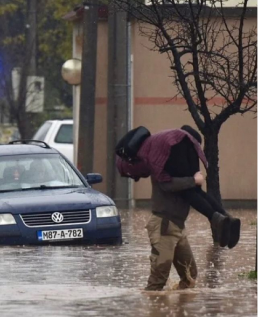 FOTOGRAFIJA GODINE dolazi iz Sarajeva: Bosanski DŽENTLMEN oduševio sve žene na Balkanu  - OVAKO SE DAME POŠTUJU!