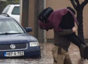 FOTOGRAFIJA GODINE dolazi iz Sarajeva: Bosanski DŽENTLMEN oduševio sve žene na Balkanu  - OVAKO SE DAME POŠTUJU!