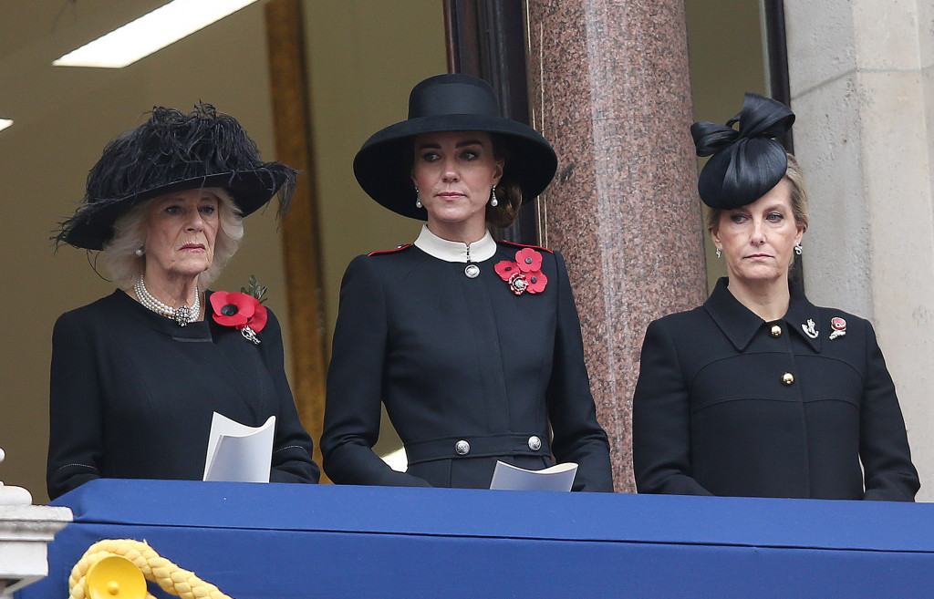 "Bože čuvaj kraljicu" ODJEKNULO je Britanijom: Kraljevska porodica izašla u JAVNOST i minutom ćutanja odala počast POGINULIMA, opet bez Elizabete II