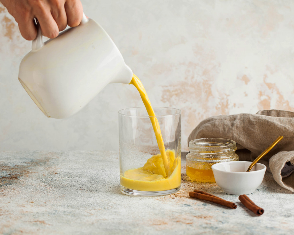 Recept za MESEČEVO MLEKO: Ovaj napitak će vas odmah uspavati, a uz to će vam i PLUĆA očistiti