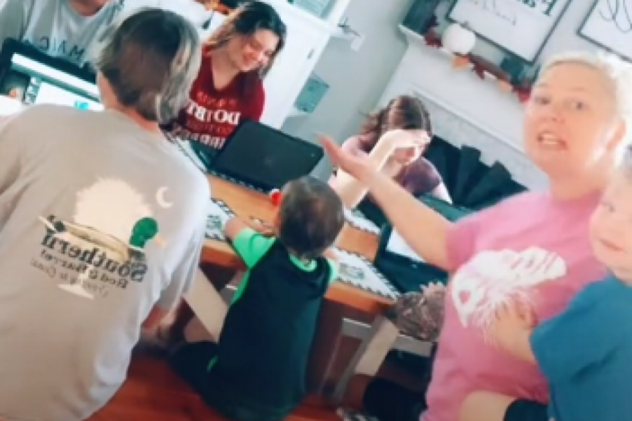 Njih SEDAMNAESTORO živi pod jednim krovom, a kuća im je kao iz ČASOPISA: Sve se sija i svaki jastuk je na mestu, a tajna leži u savršenoj ORGANIZACIJI