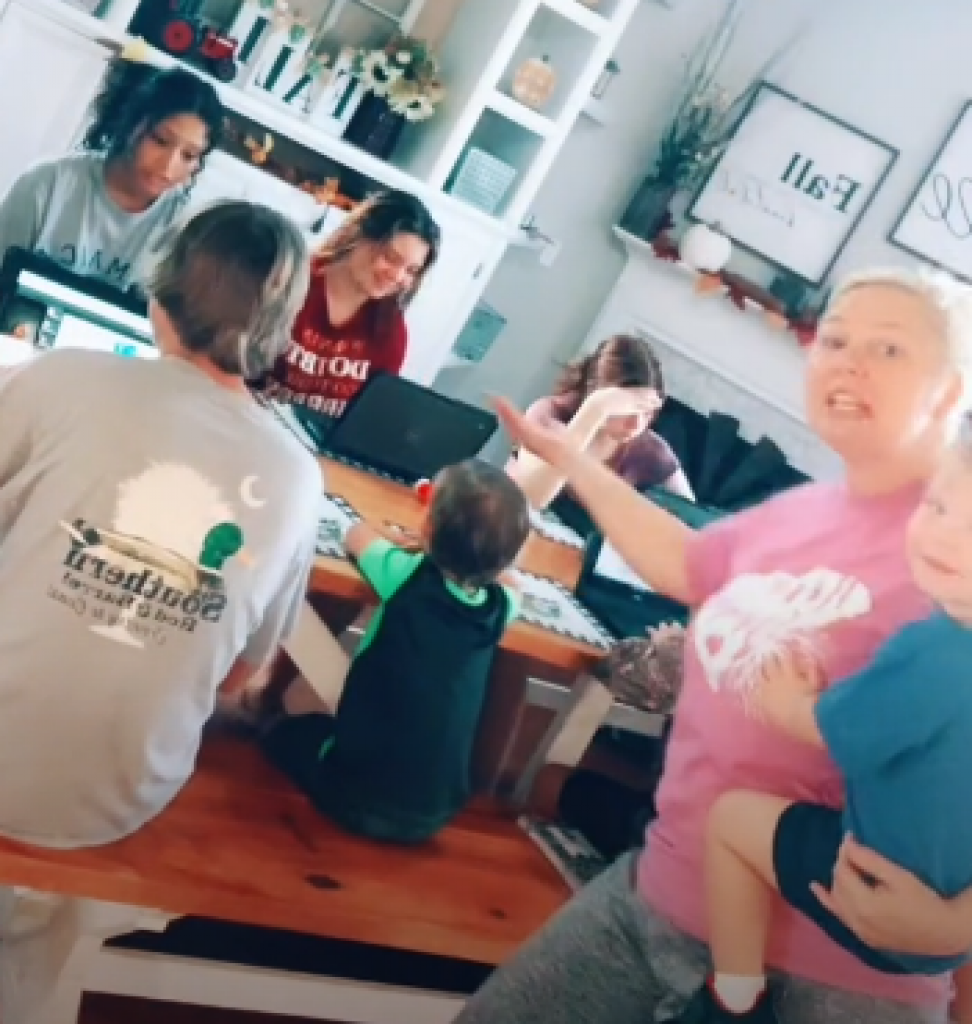 Njih SEDAMNAESTORO živi pod jednim krovom, a kuća im je kao iz ČASOPISA: Sve se sija i svaki jastuk je na mestu, a tajna leži u savršenoj ORGANIZACIJI
