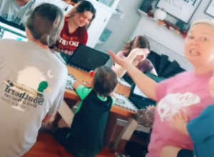 Njih SEDAMNAESTORO živi pod jednim krovom, a kuća im je kao iz ČASOPISA: Sve se sija i svaki jastuk je na mestu, a tajna leži u savršenoj ORGANIZACIJI