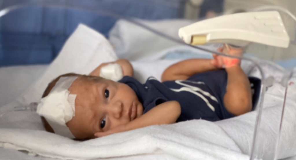 DANAS JE DAN PREVREMENO ROĐENE DECE: Vladimir je došao na svet sa 880 grama, u ŠESTOM mesecu, a umesto u toplom porodičnom domu završio je sa sondama u INKUBATORU