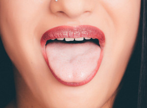 Ako vam jezik izgleda ovako, obratite se lekaru: Evo šta promene na ovom organu otkrivaju o vašem zdravlju