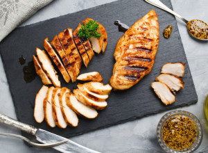 Recept za SOČNA pileća prsa iz rerne: Tajna je u SPECIJALNOJ marinadi